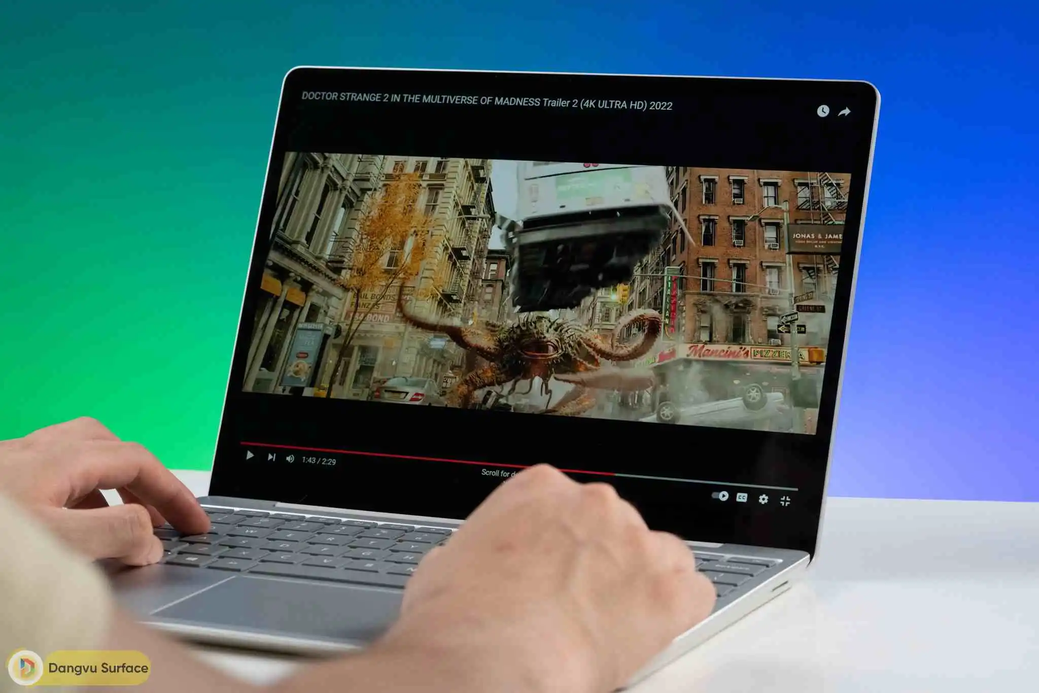 Microsoft trang bị loa Omni Sonic ngay bên dưới bàn phím của máy