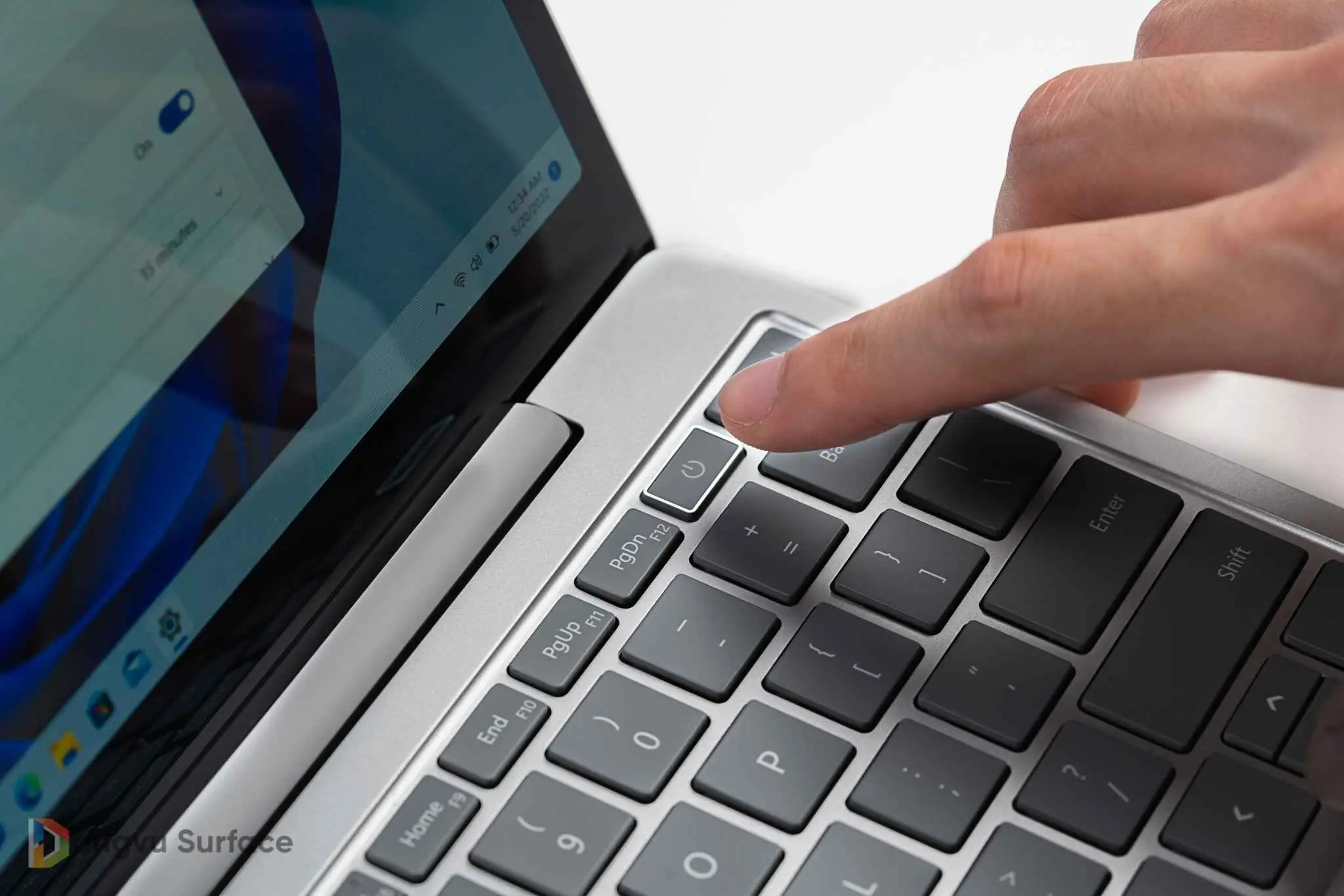 Laptop Go 3 được Microsoft trang bị thêm cả tính năng đăng nhập qua cảm biến vân tay nằm ngay tại nút nguồn