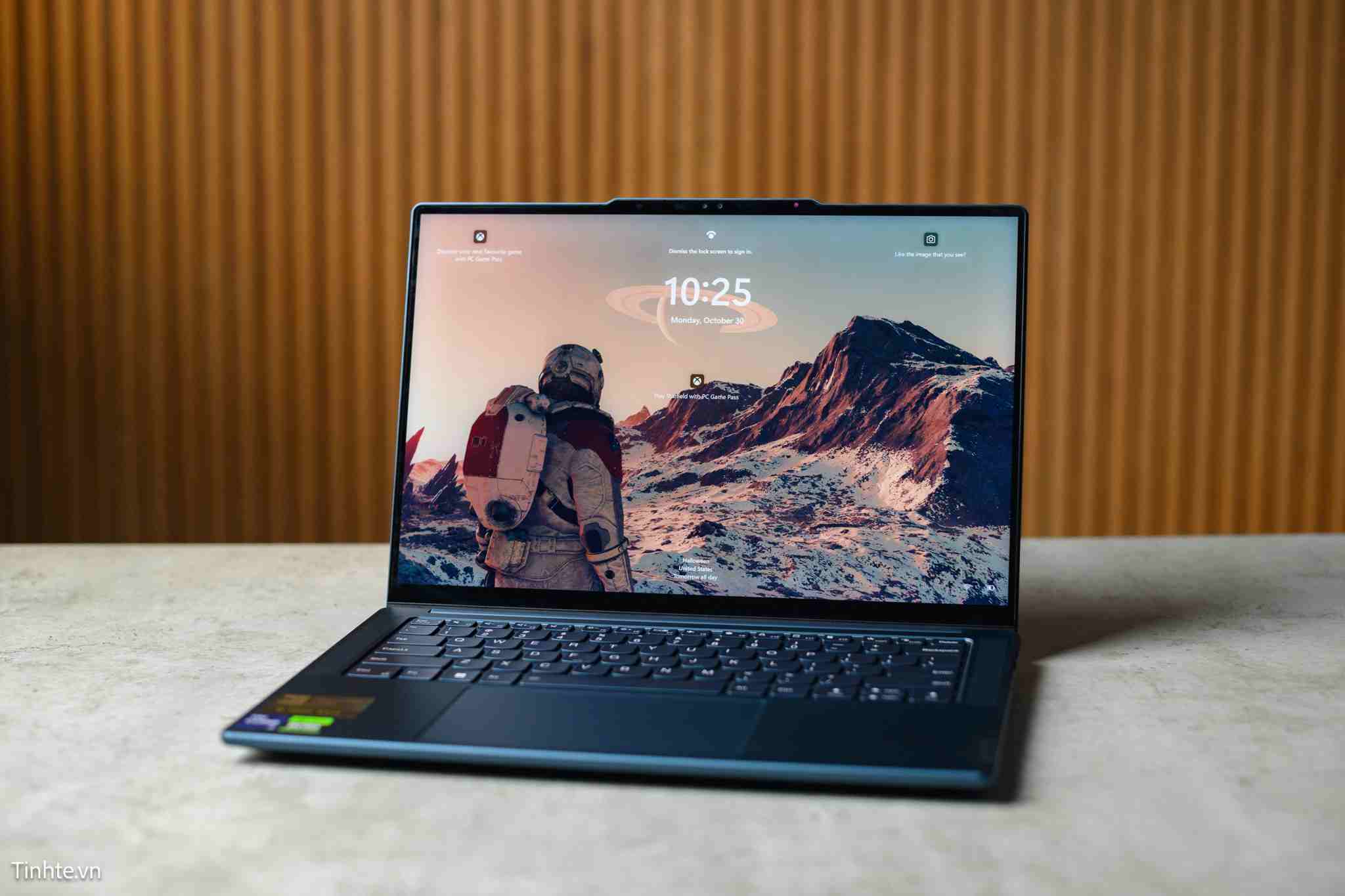 Yoga Pro 9i của hãng Lenovo sở hữu kích thước màn hình 16” trang bị tấm nền IPS