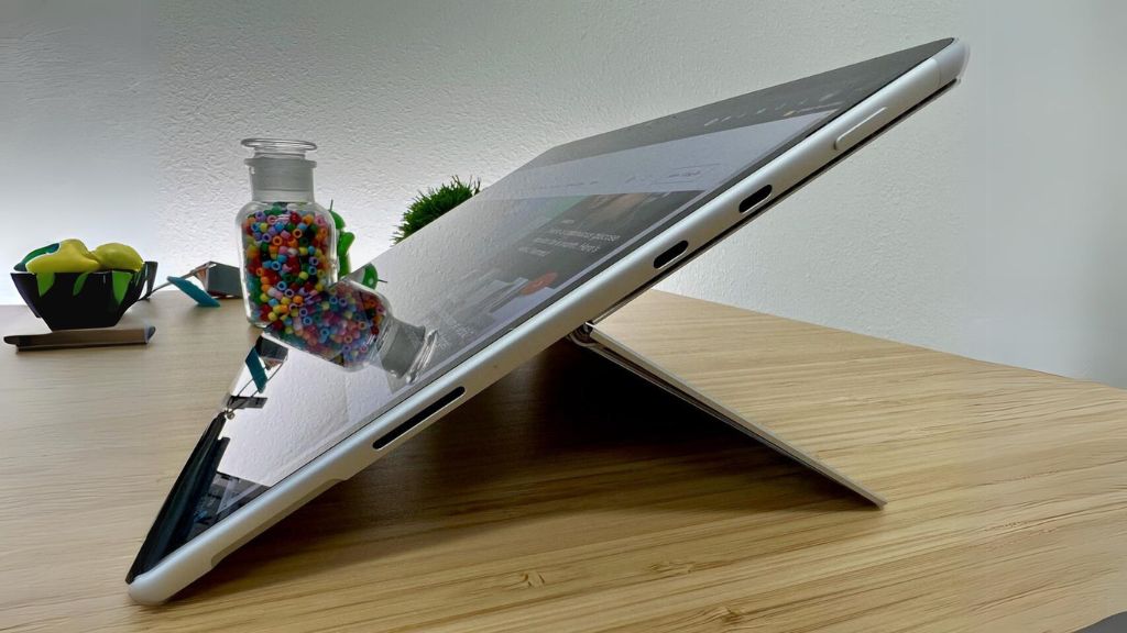 Số lượng cổng của Pro cũng không phải là nhiều nhưng như vậy là đủ