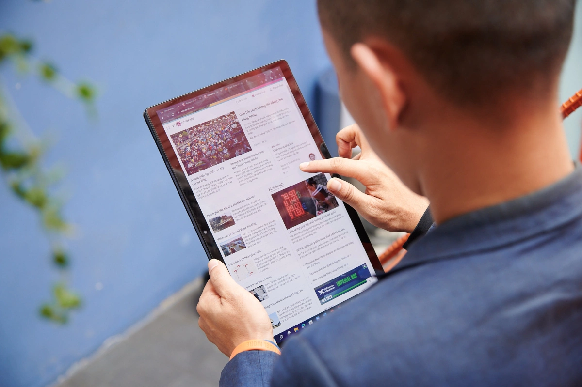 Một điểm được đánh giá cao của Vivobook 13 Slate OLED nữa đó là màn được hãng trang bị công nghệ chống ánh sáng xanh