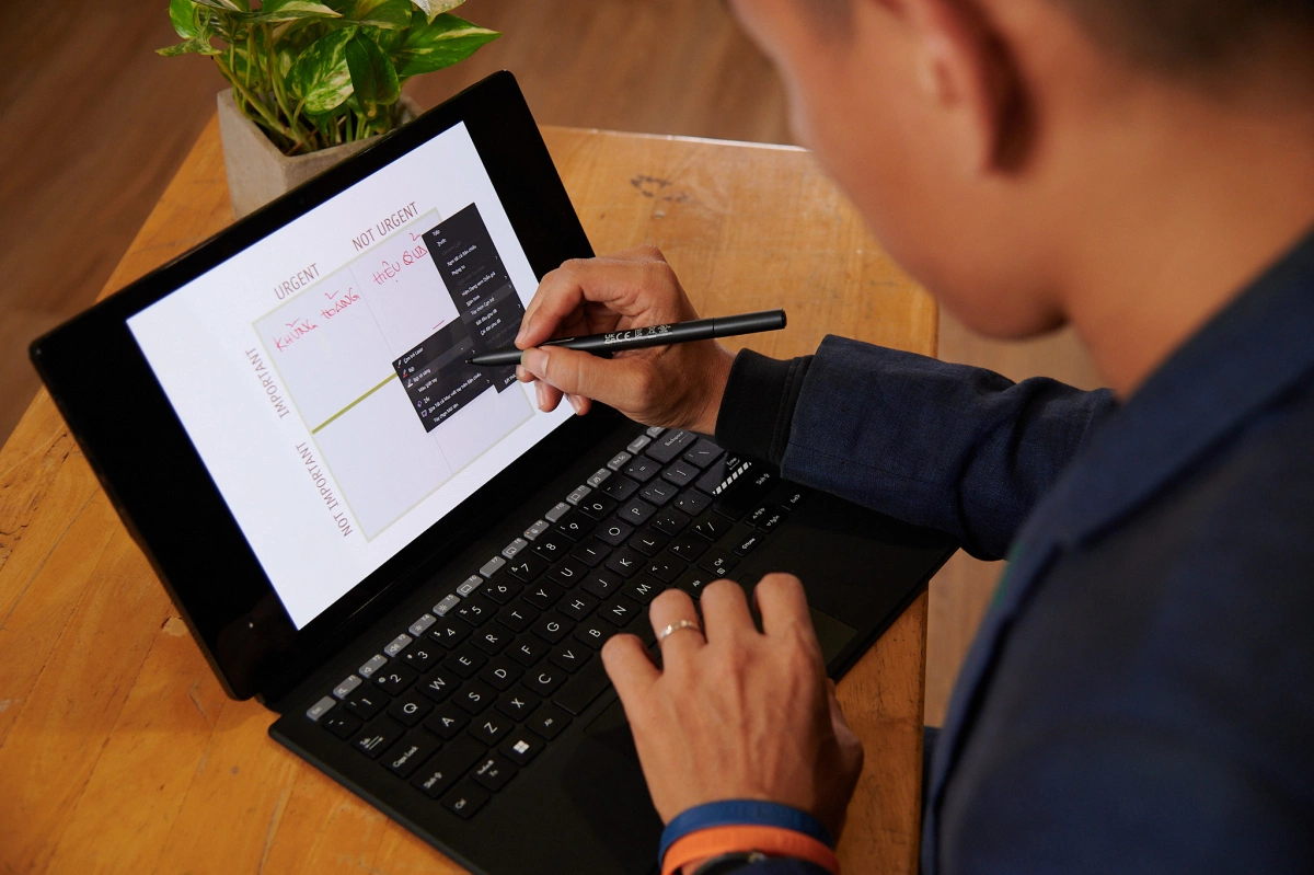 Pin 50Whr của Vivobook 13 Slate OLED đủ để thiết bị sử dụng trong 12 giờ với các tác vụ làm văn phòng và giải trí cơ bản