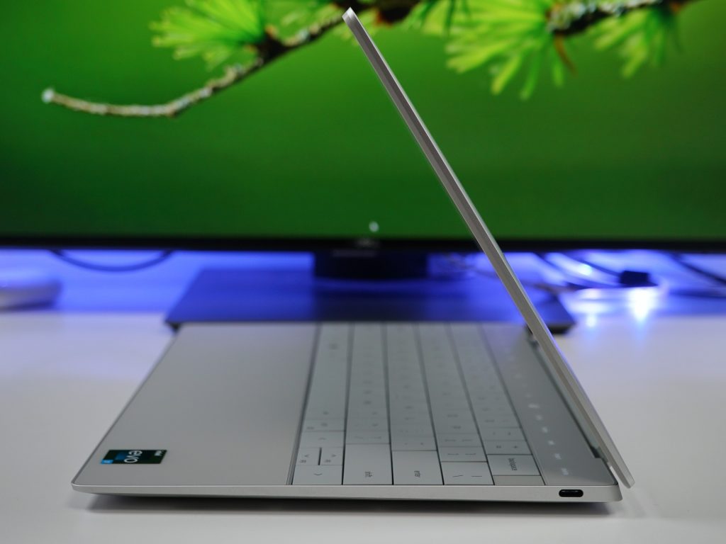 XPS 9320 Plus lại khiến mọi người phải ngỡ ngàng khi mà nó có quá ít cổng kết nối