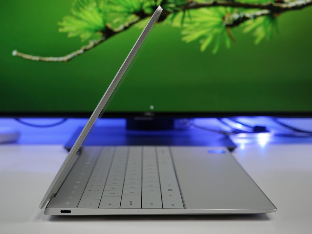 Dell 9320 chỉ có duy nhất 2 cổng Thunderbolt 4 được đặt ở 2 bên hông của máy