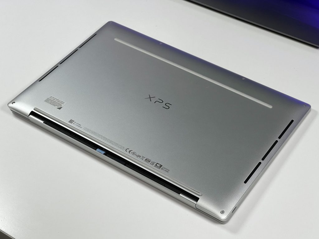 Với phiên bản mới nhất của nhà Dell - XPS 9320 thì sở hữu trọng lượng 1.26kg và kích thước 295,3 x 199,04 x 15,28 mm