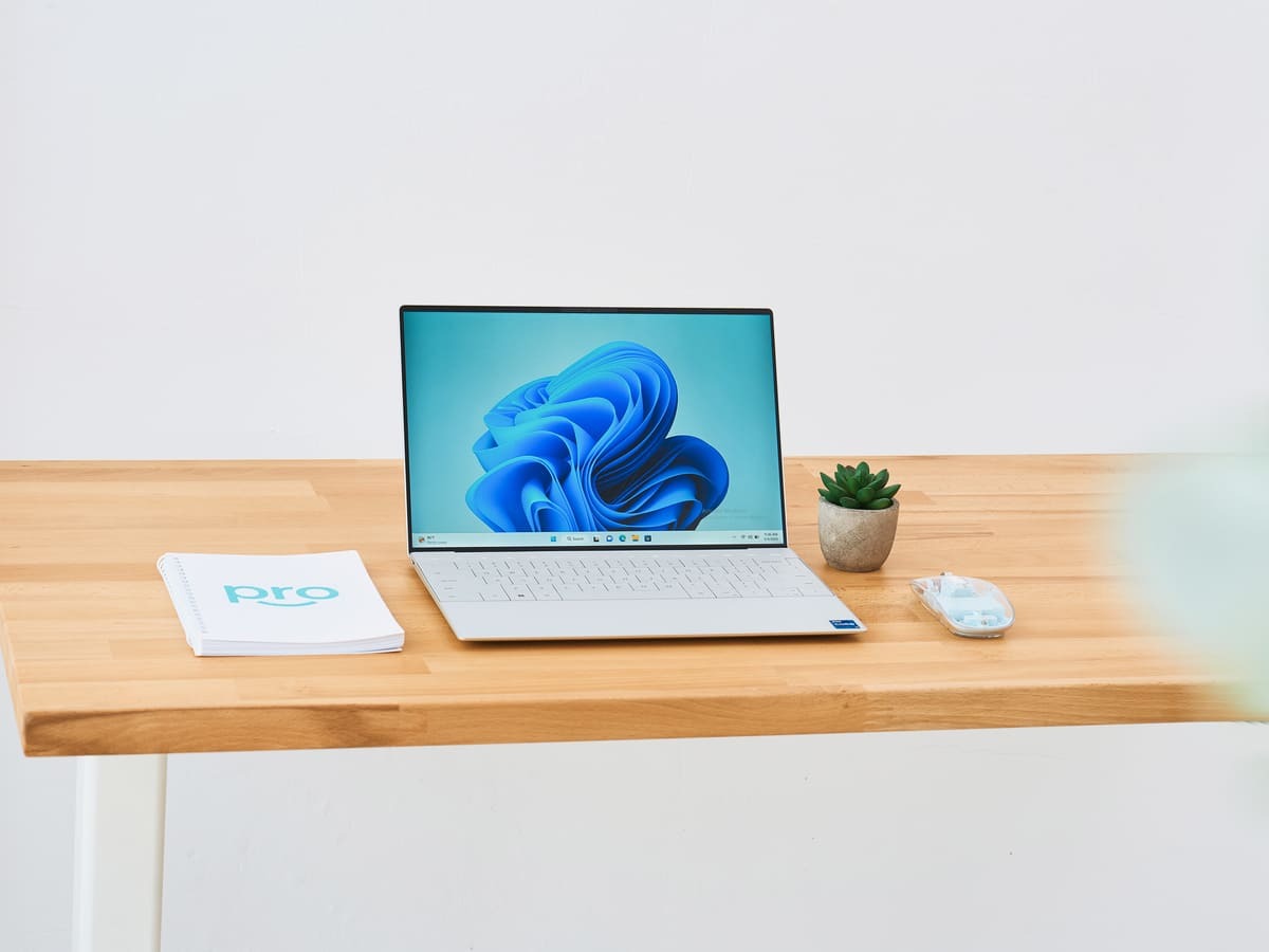 Lưu ý là toàn bộ các phần cứng khác của thiết bị đều được Dell hàn chết ngay trên máy