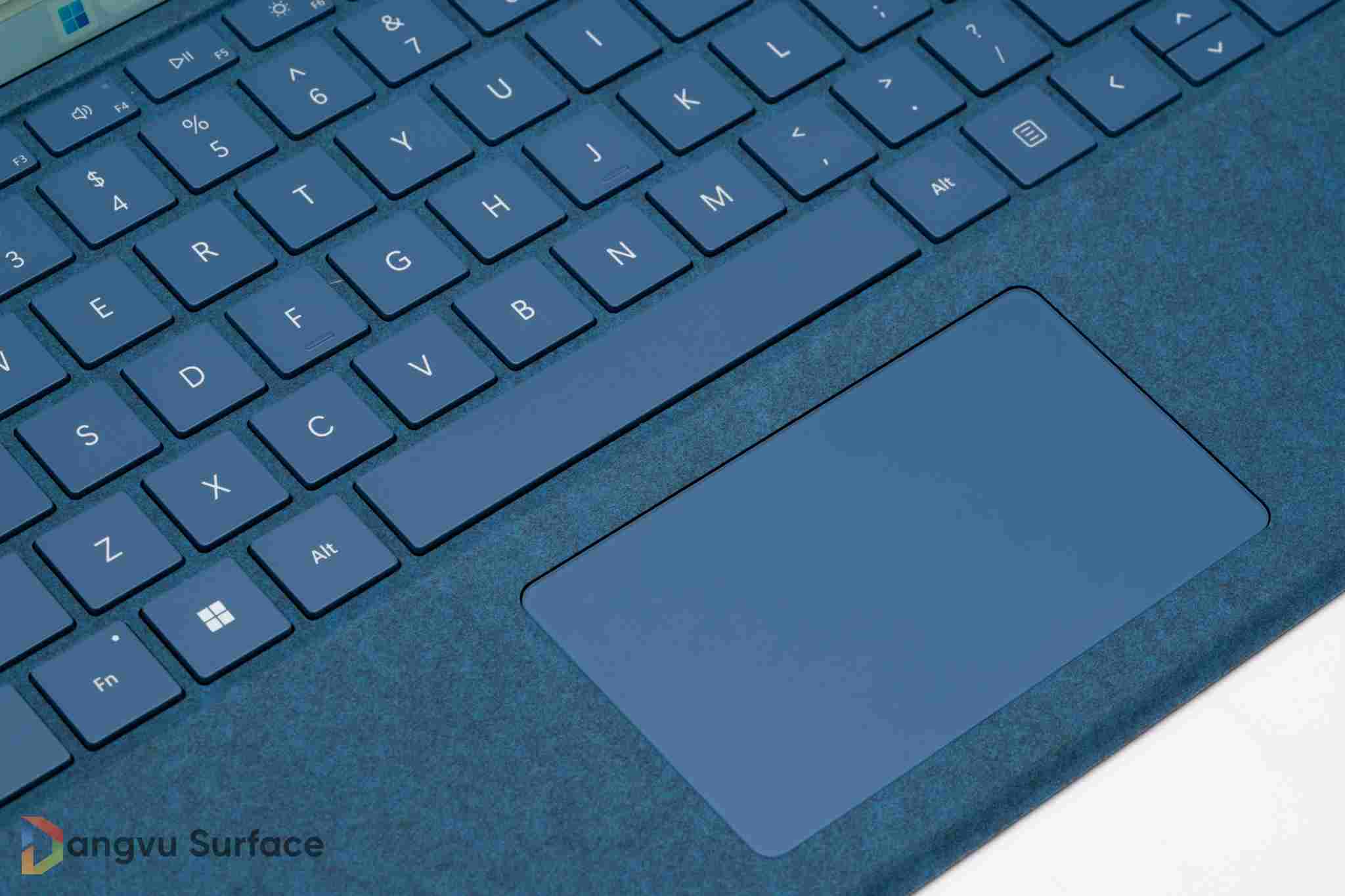 Touchpad của cả 2 thiết bị này đều sở hữu kích thước không lớn