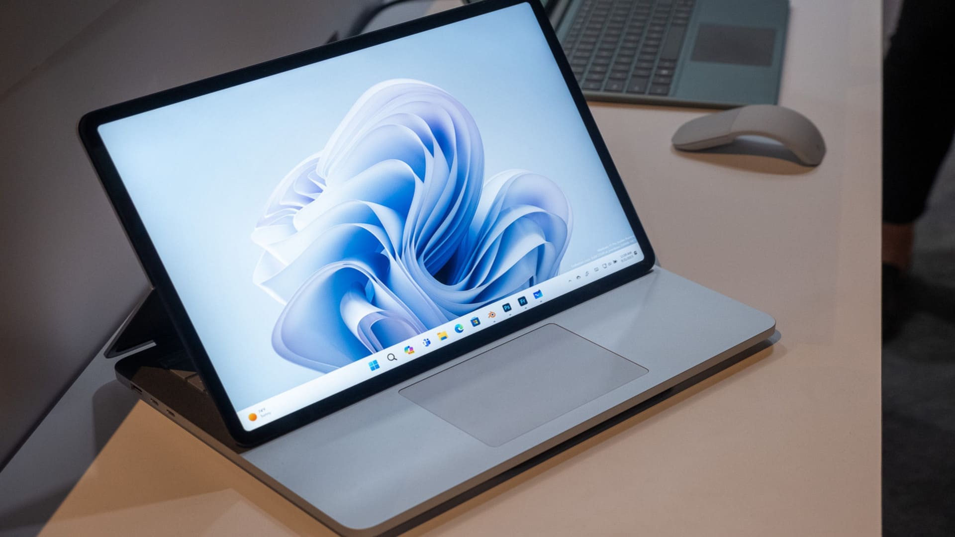 Surface Laptop Studio 2 cũng nổi bật bởi chất liệu nhôm bóng bẩy và thiết kế tối giản