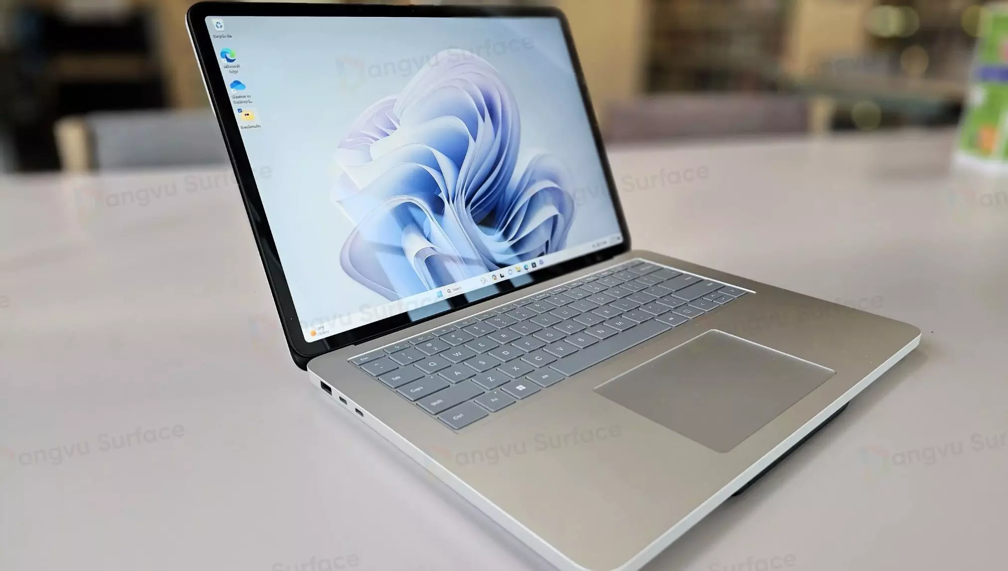 Surface Laptop Studio 2 có hành trình 1.3mm trên bộ khung chắc chắn