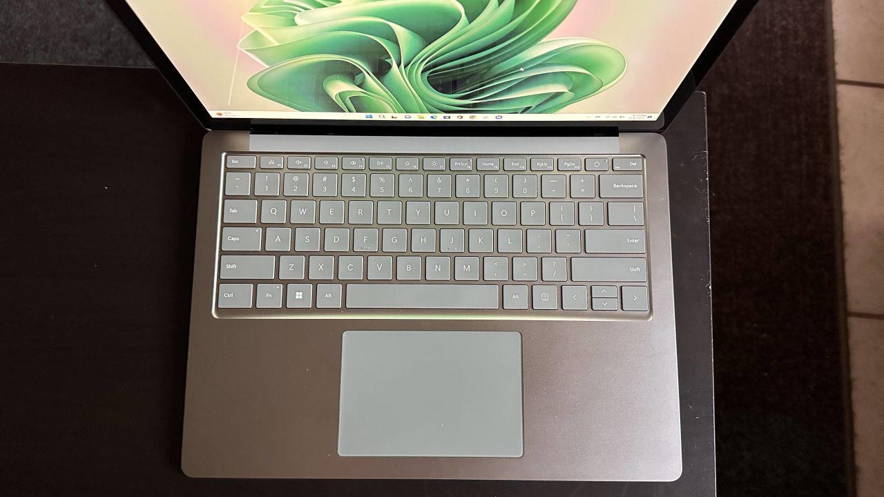 Phần trackpad của Surface Laptop 5 13 có kích thước 4,6 x 3,1 inch vừa phải
