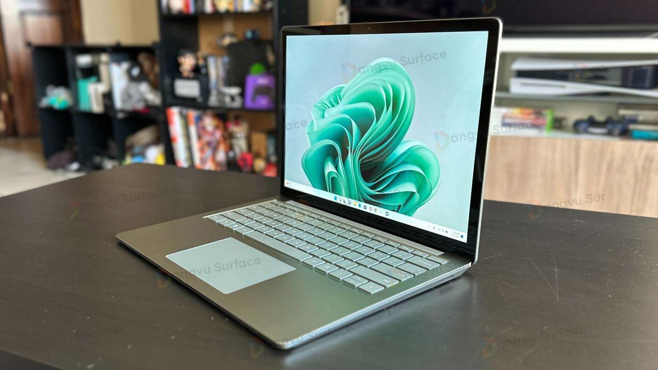 Surface Laptop 5 13 có độ phân giải màn hình lên đến 2256 x 1504 pixels (201 ppi)