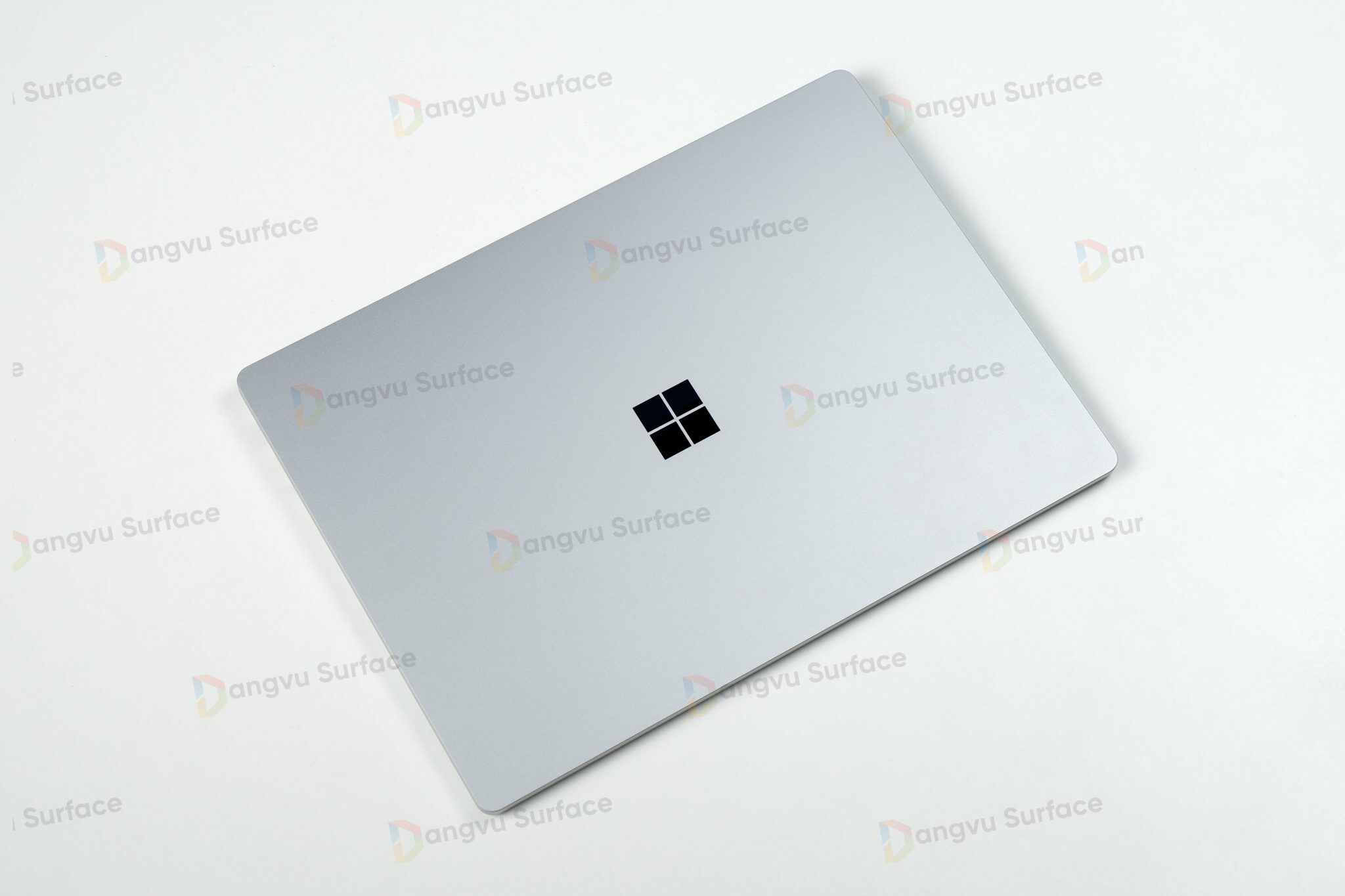 Surface Laptop 5 13 được thiết kế rất tinh giản chỉ với kích thước tổng thể là 308 x 223 x 14.5mm