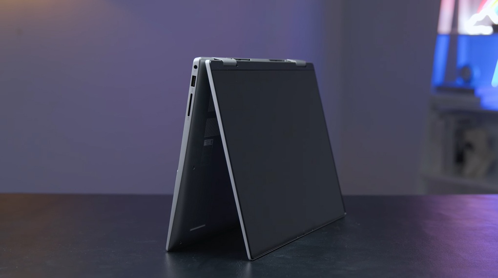 Khác với Surface Laptop 5 13, bản lề của Dell Inspiron 743 có thể gập 360 độ