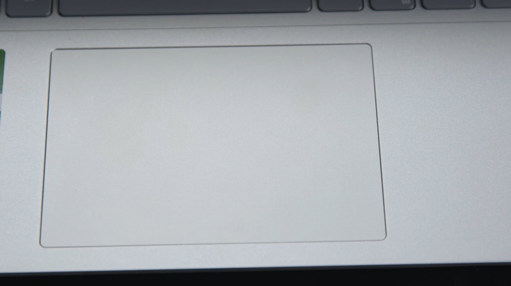 Phần trackpad của Dell Inspiron 7430 có kích thước lớn