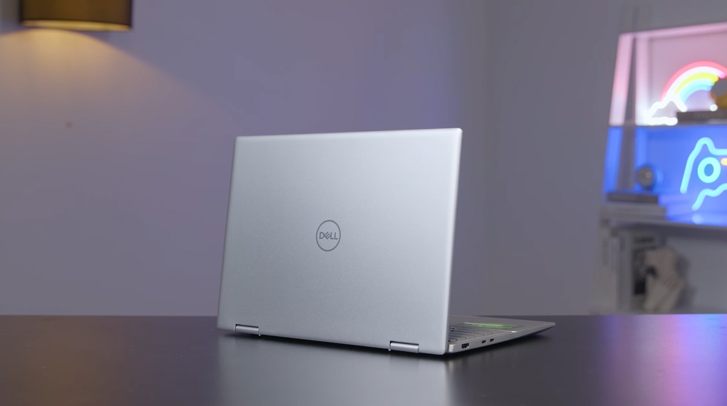 Mặt lưng Dell Inspiron 7430 in hình logo của hãng