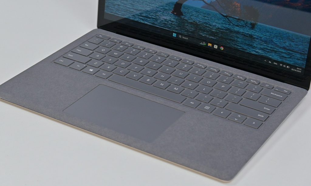 Surface Laptop 3 sử dụng bàn phím vải Alcantara