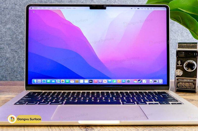 Màn hình Macbook Air với notch tai thỏ hơi kém bắt mắt