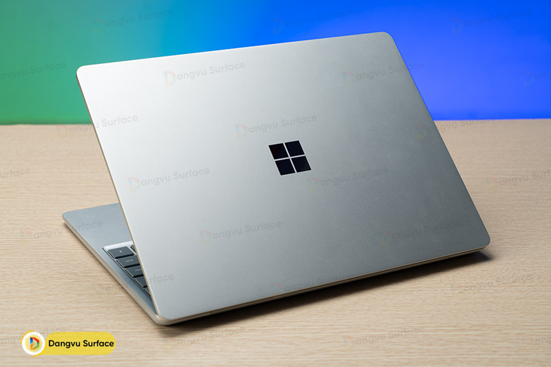 Surface Laptop Go 2 8/128 là mẫu laptop truyền thống bình dân của Microsoft