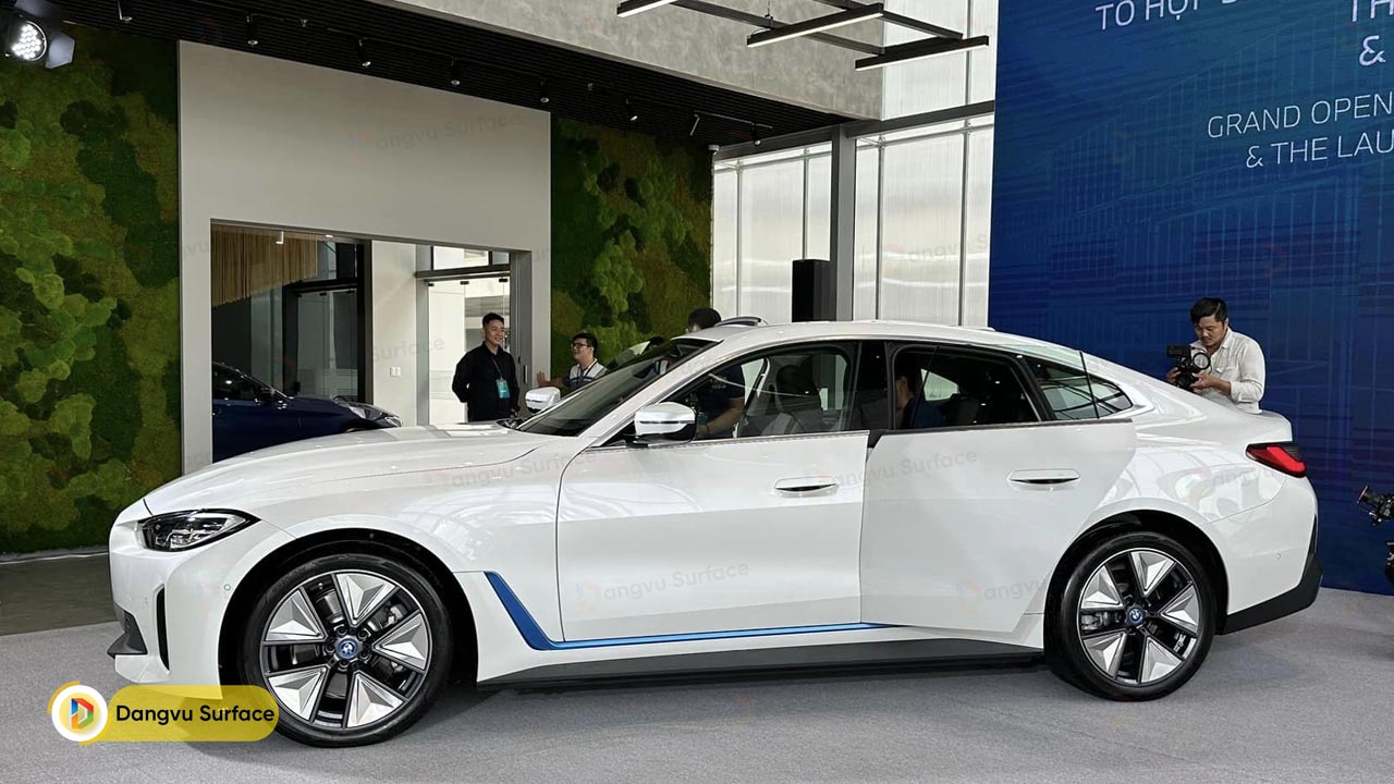 BMW Việt Nam giới thiệu hai mẫu xe điện mới BMW i4 eDrive40 và BMW iX3