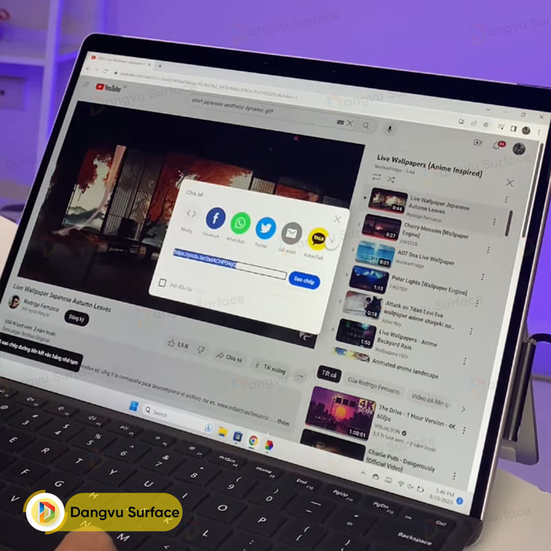 Tại phần để trống bên dưới mục Enter URL, bạn chèn link video Youtube bạn muốn vào, rồi nhấn biểu tượng “->”.