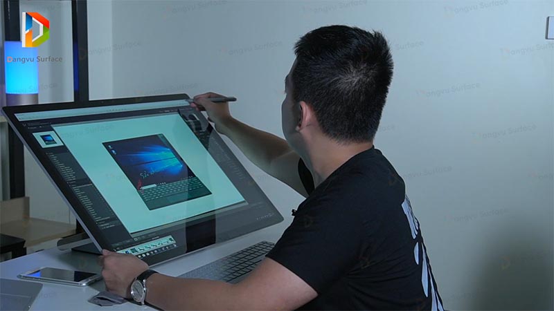 Màn hình, bàn phím, chuột, bút, tất cả đều gọn gàng và sang trọng