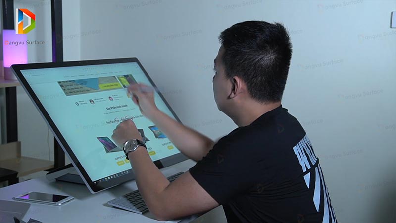 Bản lề của Surface Studio được thiết kế cực kì linh hoạt và chắc chắn