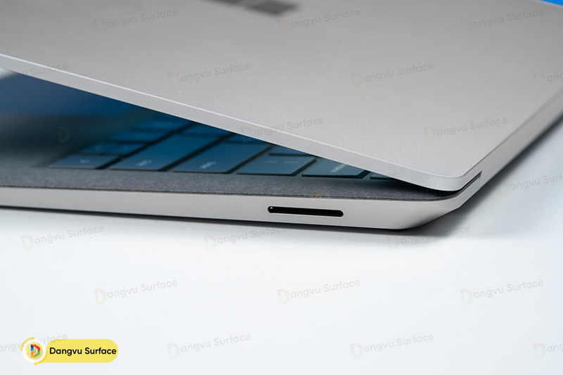 Cổng sạc độc quyền Surface Connect của Surface Laptop 4
