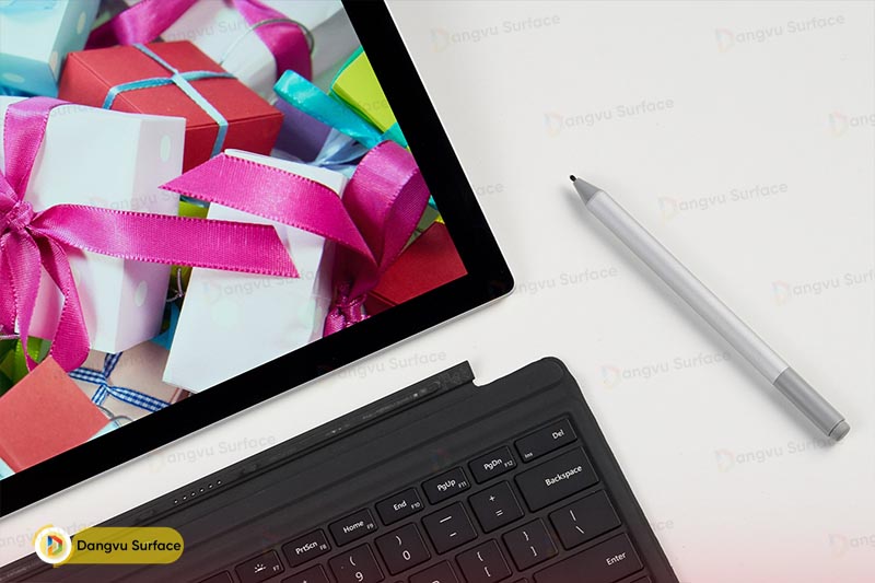 Surface có điểm ưu việt hơn là sự kết hợp 2 trong 1 độc đáo là vừa có thể dùng như một chiếc máy tính bảng hay laptop cùng lúc