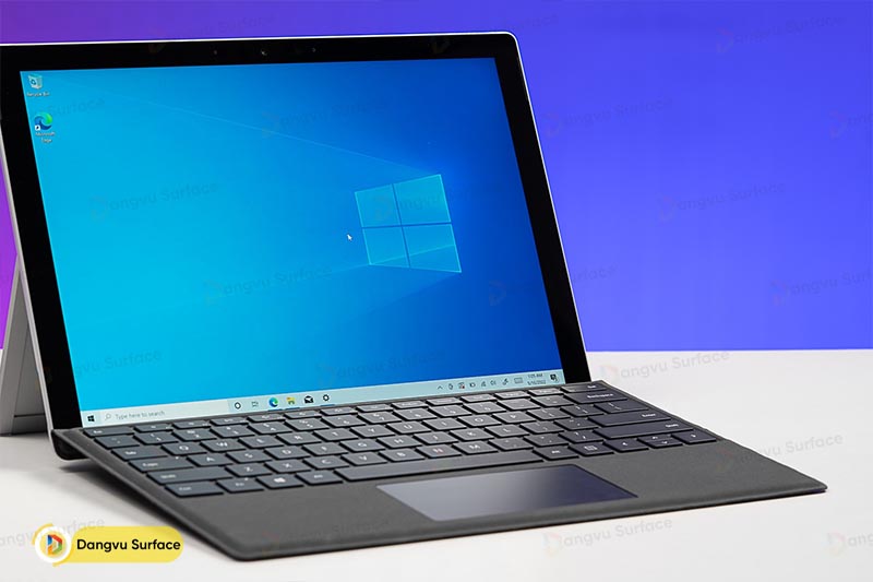 Surface sử dụng hệ điều hành Windows bản quyền