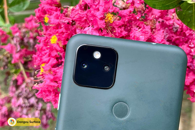 Pixel 5a 5G có camera sau kép gồm camera chính 12.2 MP (f/1.7) và camera góc rộng 16 MP (f/2.2)