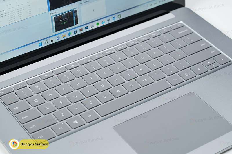 Surface Laptop 5 13 có hai lựa chọn bàn phím: chất liệu nhôm hoặc vải Alcantara 