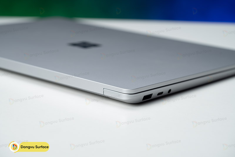 Cùng cổng sạc Surface Connect độc quyền