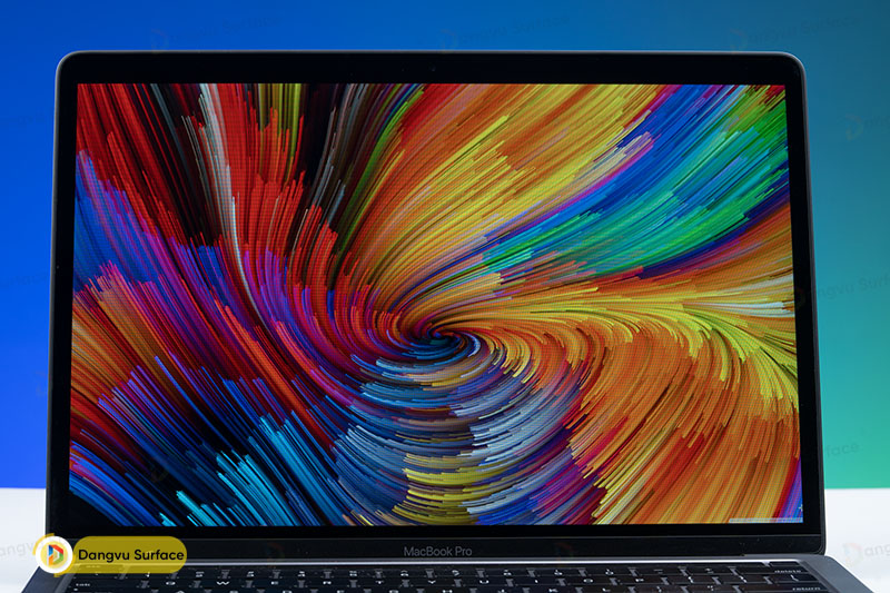 Macbook sở hữu màn hình 13.3 inch, 2560 x 1600 pixels, tỷ lệ 16:10 đặc trưng giúp hiển thị nội dung tốt hơn