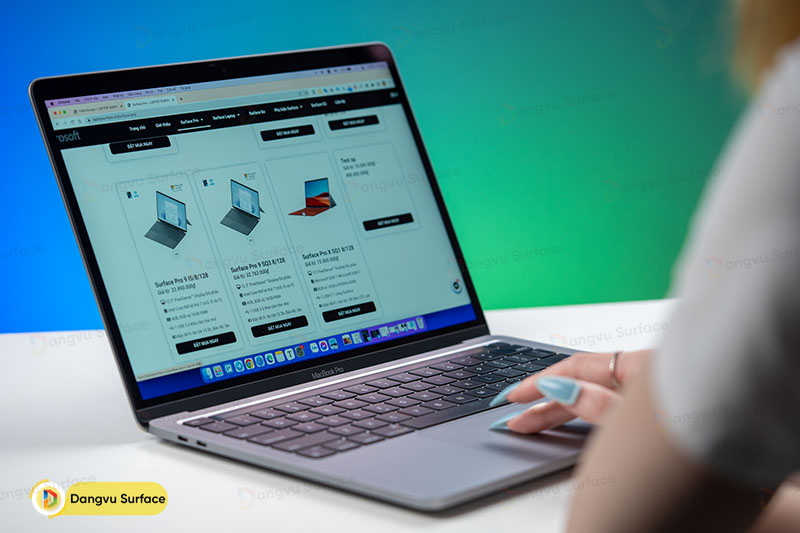 Macbook Pro M2 có đa nhiệm tốt hơn, sử dụng được cùng lúc nhiều ứng dụng, thao tác dễ dàng.