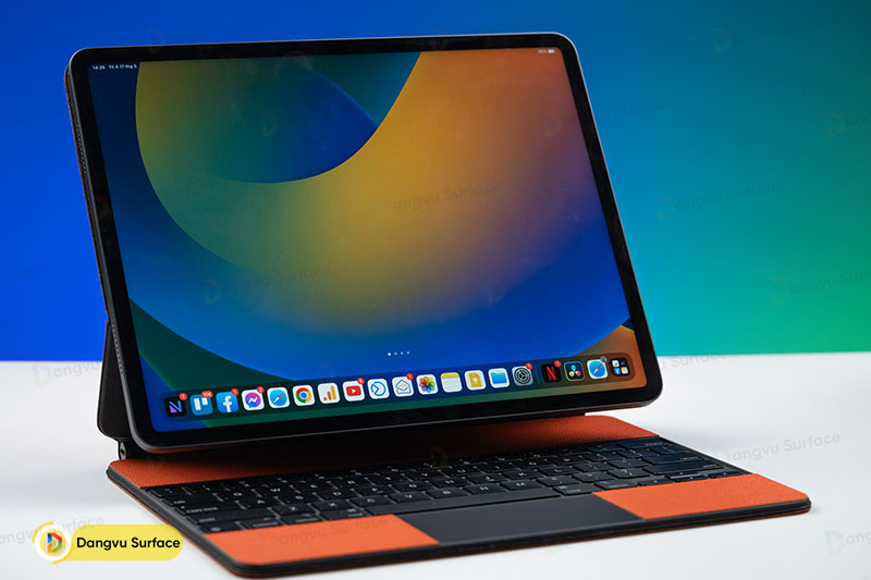 Khi được trang bị Magic Keyboard, iPad Pro M2 như một Macbook thu nhỏ