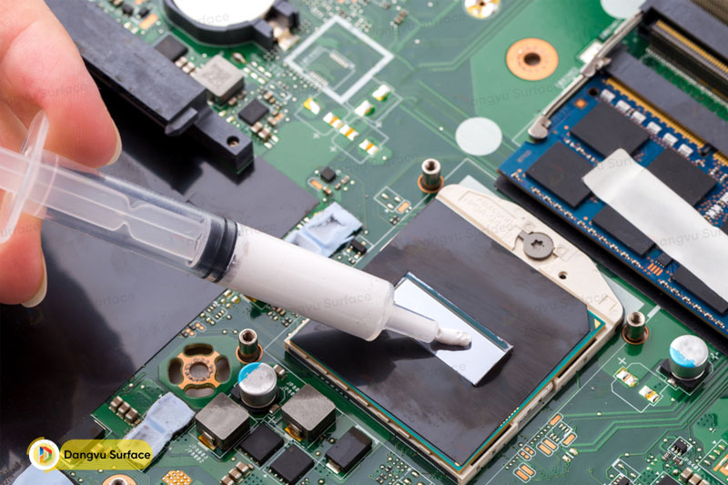 Dán keo tản nhiệt vào CPU