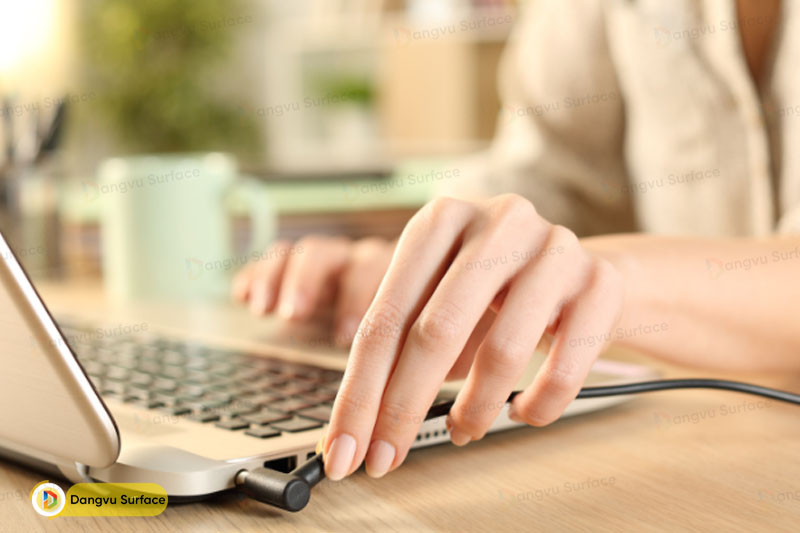 Không sạc và sử dụng máy tính cùng một lúc