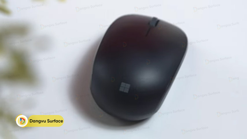 Microsoft Bluetooth Mouse được làm bằng chất liệu nhựa nên chuột vẫn thiếu chút thẩm mỹ