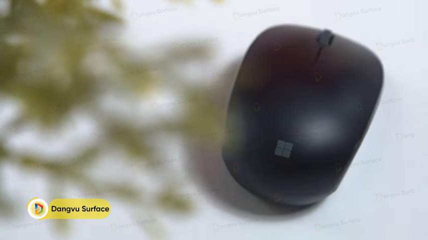 Mặt trên của chuột Microsoft Bluetooth Mouse có thiết kế sang trọng được tráng sơn bóng