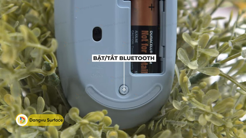 Nút bật Bluetooth ở mặt dưới chuột Microsoft Bluetooth Mouse