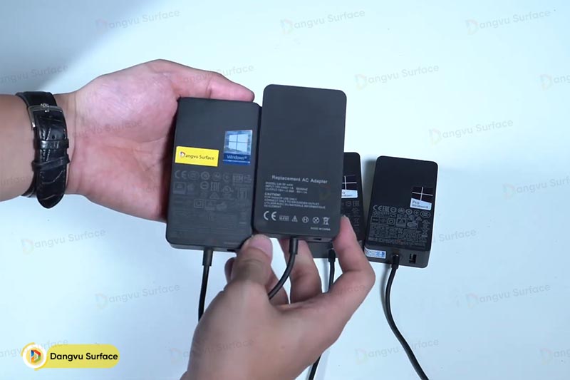 Sạc chính hãng (bên trái) , Sạc fake (bên phải)