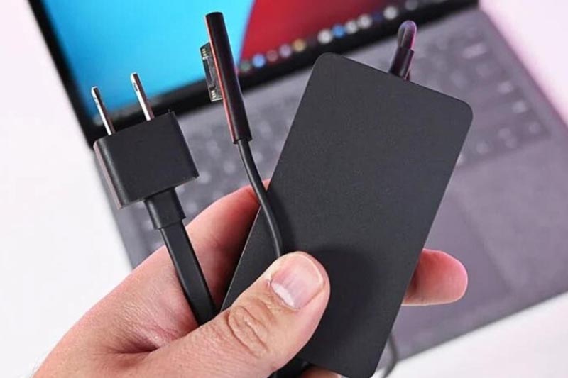 Dùng sạc Surface kém chất lượng chắc chắn sẽ ảnh hưởng đến chất lượng pin