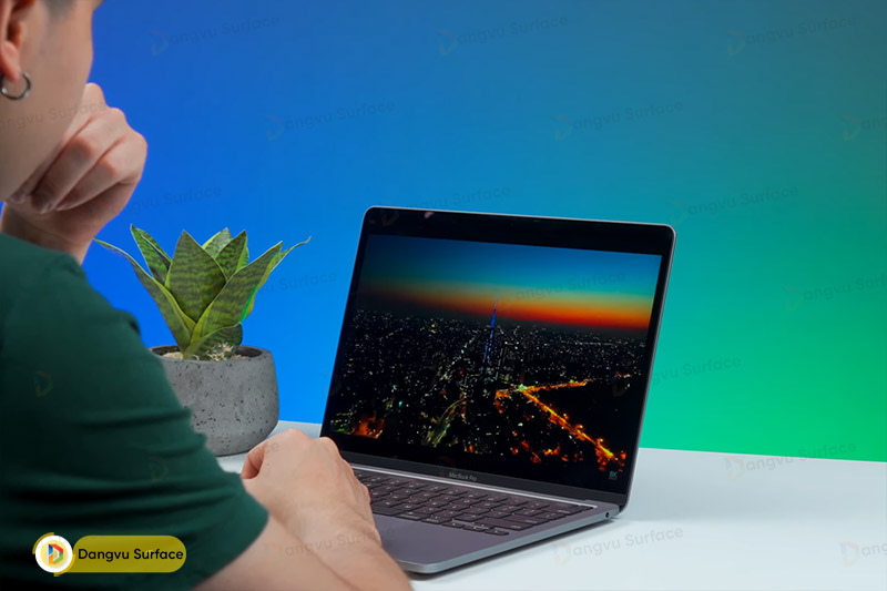 Macbook Pro 13 M2 cho hiệu suất đồ họa tốt hơn một chút