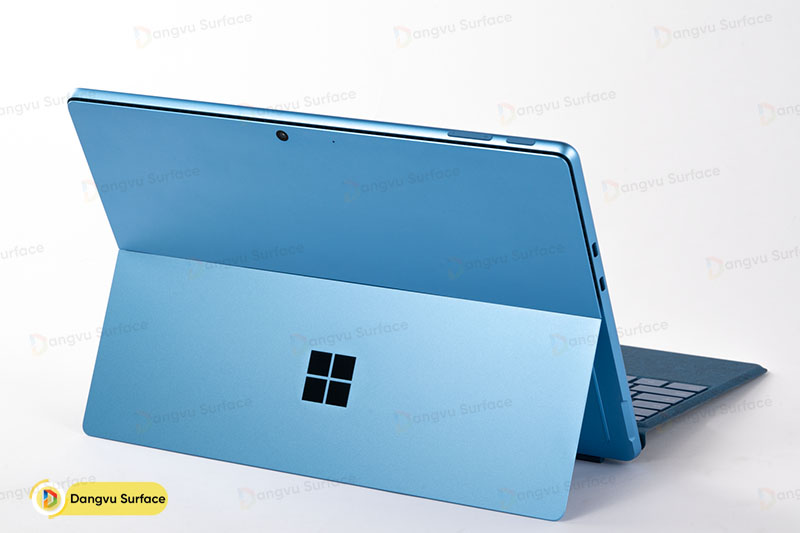 Surface Pro 9 mỏng nhẹ hơn với kích thước 187x209x9.3mm và trọng lượng chỉ 0.879kg