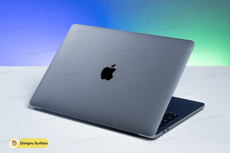 Macbook Pro 13 M2 sở hữu thiết kế unibody mỏng 1.56cm, trọng lượng 1.4kg