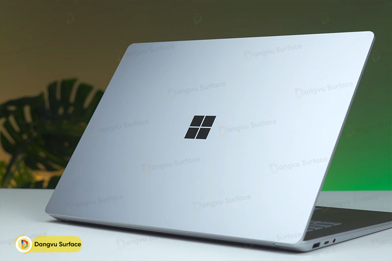 Surface Laptop 5 với thiết kế gập vỏ sò truyền thống