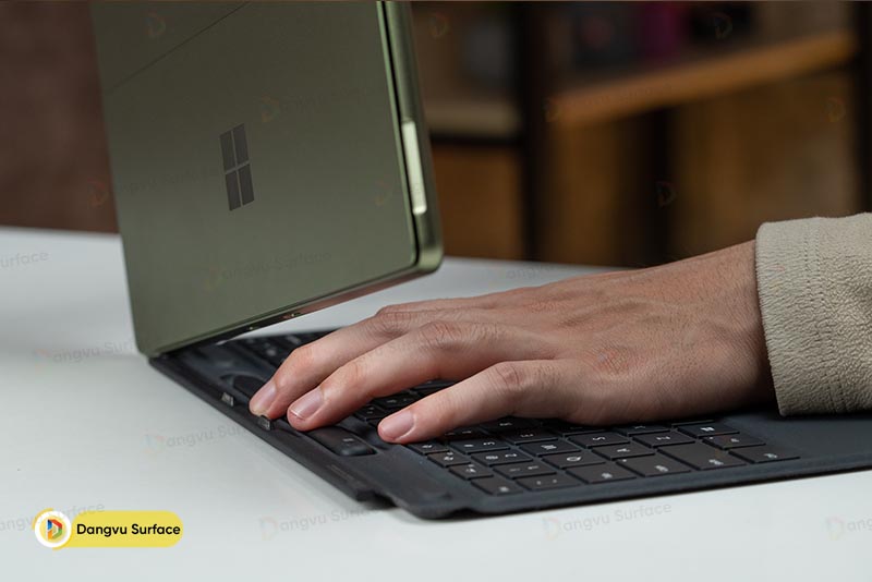 Surface Pro 9 nên mua kèm với bàn phím, bút Slim Pen để hỗ trợ tốt hơn cho công việc