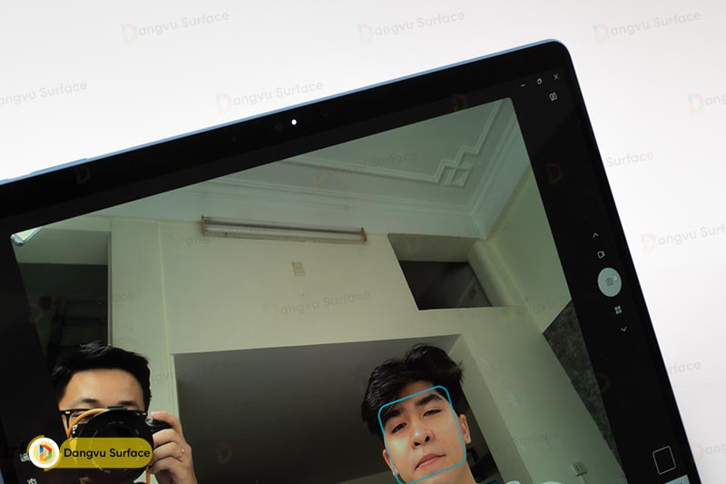 Camera trước Pro 9 hỗ trợ nghe gọi video call thuận tiện