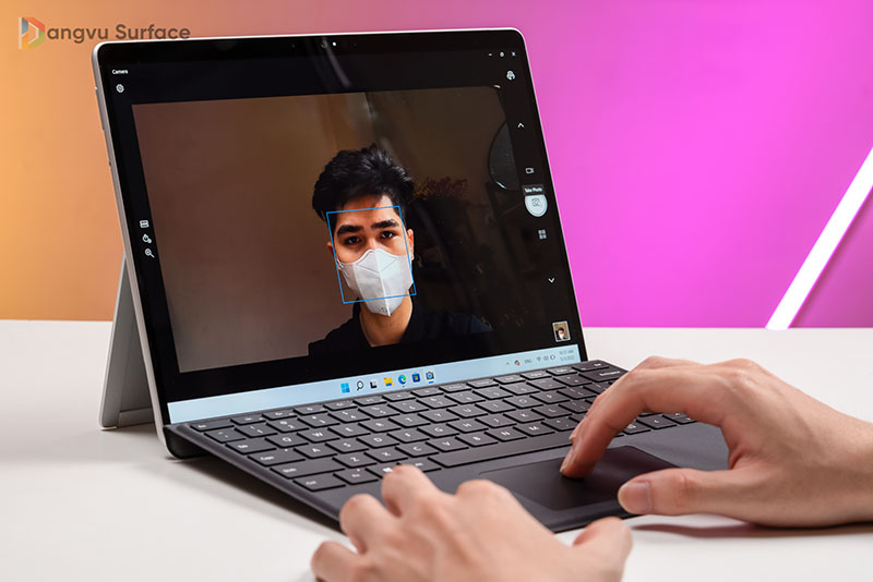 Surface Pro 8 sở hữu camera trước và sau đủ đáp ứng nhu cầu người dùng