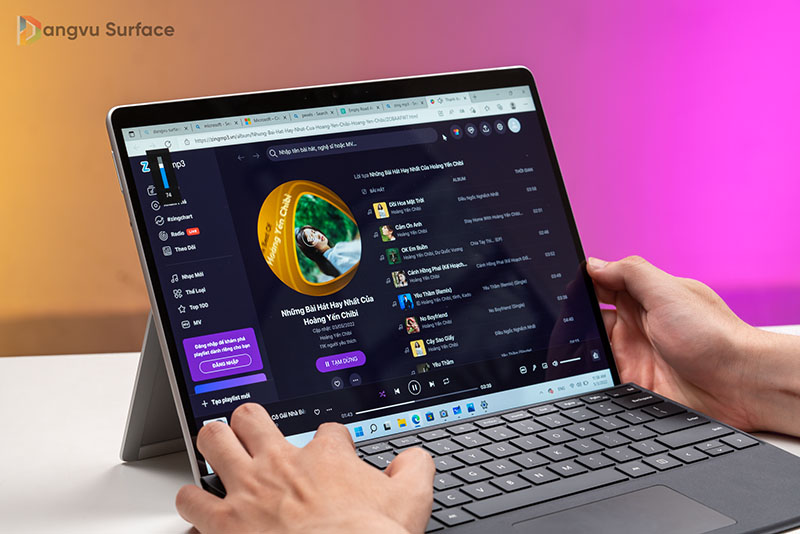 Surface Pro 8 có chân đến kickstand tiện lợi, gập mở đến 180 độ